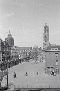 853196 Gezicht op de Mariaplaats te Utrecht vanaf het ziekenhuis St.-Joannes de Deo (Mariaplaats); op de achtergrond de ...